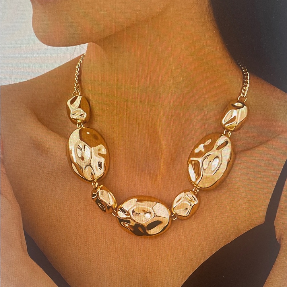 Chic Gold Statement Necklace
